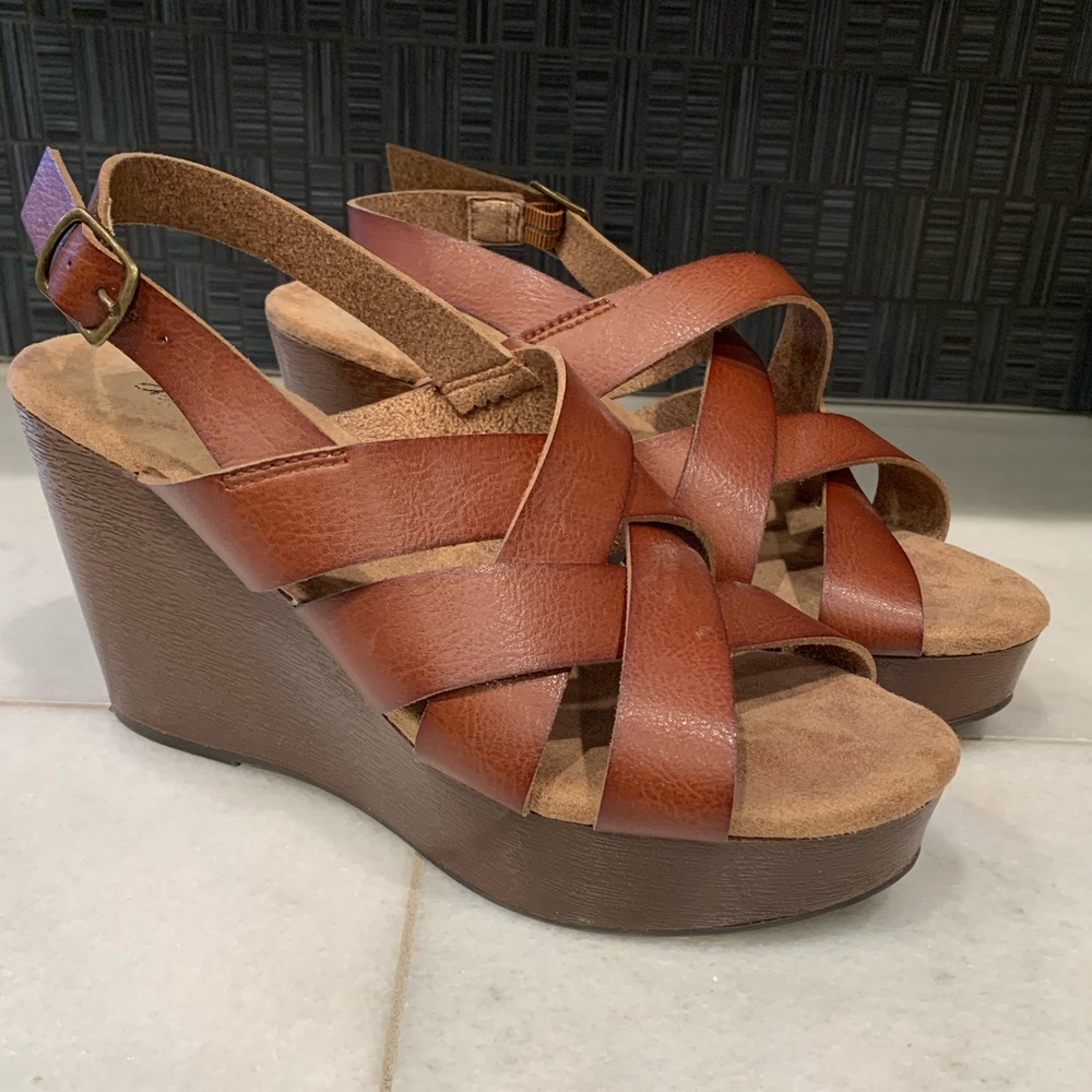 Brown wedge